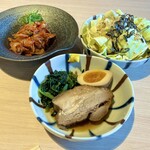 極楽湯 - キムチ、塩昆布キャベツ、角煮