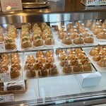 白髭のシュークリーム工房 - 日曜日の開店11:00のショーケース