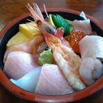 鮨藤 - 大トロが2つ入ってます。