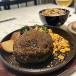 dam brewery restaurant - 小さめだけど中から肉汁じゅわ