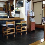 鮨藤 - 小上がりからカウンターを覘く