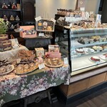 千花 - テーブルやショーケース上のお菓子もオススメ