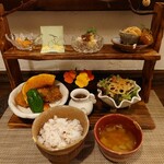 Tsuyoshi No Korokke Hompo - コロッケでごはん(肉入ｺﾛｯｹ、季節のおすすめ(菜の花)ｺﾛｯｹ)