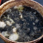 Fujishima Hirai Ramen - つけ汁の中には、角切りチャーシューやネギ、メンマそれにネギと岩のりも入ってます！