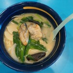 やじ満 - “ミニ牡蠣ラーメン”、少し濁りのある“スープ”に大きな“牡蠣”が２個、“キクラゲ”、“タマネギ”、“ニラ”、“タケノコ”と、中華料理屋さんらしい具材です。