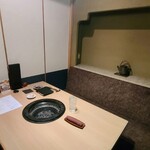 和牛A5雌牛と熟成牛舌 肉屋いちゆく - 店内は2階と3階があり、隠れ家的な感じでカウンター席もありますが、殆んど個室になっており、内装も懐石料理屋さんの様な和の趣きがあり、BGMはスローなJAZZ
      個室でゆっくり寛げるのでカップル向きかな