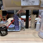 Kurobuta Tonkotsu Kanadaya - 茶色の瓶には、恐らくピリ辛であろう高菜が♡