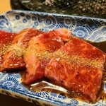 和牛A5雌牛と熟成牛舌 肉屋いちゆく - ⑦赤身【タレ】《1枚》⑧腹身【タレ】《1枚》⑨カルビ【タレ】《1枚》⑩上赤身【タレ】《1枚》
            個人的には腹身とカルビが好みでした