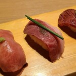 和牛A5雌牛と熟成牛舌 肉屋いちゆく - ⑫牛肉握り⑬和牛コーネ握り⑭特選握り
            やっぱり⑭特選握りが良かったけど部位は不明