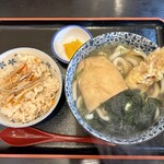 Ume Hachi - 今日のうどん定食：ちくわ天ときつねとわかめうどん、かやくごはん ¥850
