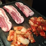 韓美食 オンギージョンギー - 厚さの違う豚肉とキムチ