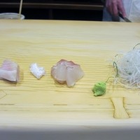 鮨処 つく田 - 先ずは玄界灘の新鮮な刺身の盛り合わせから料理はスタートです。
                      