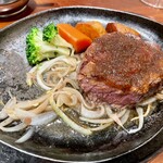 Steak&Grill Manyou - ステーキソースをかけ、一口食べた後のシャトーブリアン(170g)   ソースはかけなければよかった