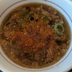 なか卯 - つけ汁に鰹節を入れ、更に唐辛子