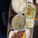 焼肉 平和園 - ライス、味噌汁、サラダ、小鉢