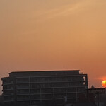 JiProign - 日の出観光の季節。春霞の減光フィルターのお陰で肉眼でもくっきり輪郭が見えた今朝の太陽。日の出後15分くらいは地平の大気による屈折でラグピーボールのように潰れて見える事も。目が良い人は黒点も見えるかも。