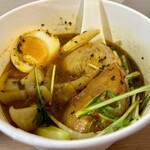 札幌ドミニカ - 特選 チキンカリー（オリジナルスープ・5辛）¥1300
            骨付きチキンレッグ+野菜8種+半熟玉子