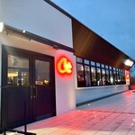 肉の青木商店 - お洒落なバル乃至カフェ風な造りの店舗外観