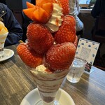 フルーツ&カフェ ハマツ - 苺限界パフェ2680円