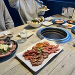 肉の青木商店 - A photo of the entire tabletop from a different angle.