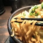 麺喰 - コシと弾力のある細めのちぢれ麺　力強いスープに負けません