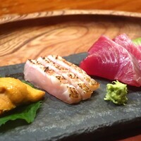 天一坊 - 雲丹、大磯のノドグロ炙り、初鰹の盛合せアップ