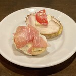 BARU 竹末 - ピンチョス（ALL250円）：生ハムとポテトサラダ、鶏の燻製とひよこ豆のフムス