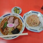 日の出屋 - ラーメン・半チャーハン