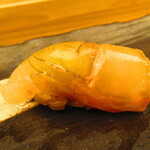 鮨処 凜 - ランチおまかせセット１０貫・凛　日替わり汁物付き　３５００円（税込）　握り-４　真鯛【２０２４年３月】