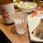 新時代 - 微発泡が嬉しい日本酒あべと、しめ鯖の炙り焼き。