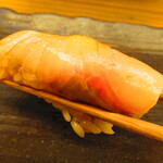 鮨処 凜 - ランチおまかせセット１０貫・凛　日替わり汁物付き　３５００円（税込）　握り-６　カンパチ【２０２４年３月】