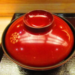 鮨処 凜 - ランチおまかせセット１０貫・凛　日替わり汁物付き　３５００円（税込）　日替わりの汁物　お吸い物のアップ【２０２４年３月】