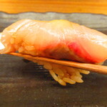 鮨処 凜 - ランチおまかせセット１０貫・凛　日替わり汁物付き　３５００円（税込）　握り-６　カンパチ【２０２４年３月】