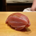鮨 はしもと - 鮪 大トロ 三宅島 石司より
      先程の赤身と同じ個体の大トロ、シャリを覆い隠す様な美しいフォルムにうっとりとします。
      少しねっとりとしてしつこくない脂のり、冬の鮪から徐々に味わいが変化して来ました！