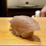 鮨 はしもと - 春子鯛 昆布締め
      しっとりとして柔らかな身質、少し脱水された春子鯛に、シャリの酸が呼応しなんとも言えないさっぱりとした味わいです♪