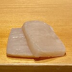 鮨 はしもと - お刺身 平貝 愛知より
      縦に包丁を入れる事で食感がより良く感じられます♪
      甘みに独特な渋みがあるのも平貝らしさがありますね、とっても美味しいです♪