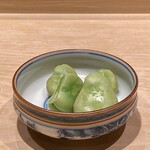 鮨 はしもと - そら豆
      端に包丁を入れ食べ易くしてありますが、ちょっとした一手間が嬉しいです。
      ほくほくして甘みがあります♪