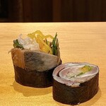 鮨 はしもと - 赤酢で締めた鰯の海苔巻き
      鮨はしもとさんのこの鰯巻きがめちゃんこ好きです！
      甘酸っぱい中に赤酢で締めた鰯の落ち着いた脂、堪りません美味しくて♪
      胡麻がここでも大活躍！