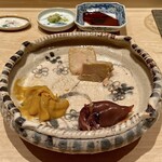 鮨 はしもと - 3種の珍味（あん肝・氷見スルメイカ塩辛・蛍烏賊味噌漬け）
      お酒にぴったりなあてです♪
      なんでも今の時期氷見のスルメイカの味が良いらしく、塩辛にされたそうです。
      これが美味！
      蛍烏賊の味噌漬けも旨うま！
