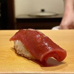 鮨 はしもと - 鮪 赤身 三宅島 石司より
      赤身の色が濃いですね！
      少し血の様な味わいは赤身らしさがあります♪
      やはり橋本大将の赤酢のシャリとの赤身の重なりは、まさに絶妙なのです♪