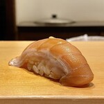 鮨 はしもと - サクラマス ハラス 和辛子
      この握りもほんと美しいです！
      一度冷凍しアニサキス対策をしたサクラマス、ハラスだけに脂がありますがさっぱりとした味わい。
      軽く漬けにしてしっとりとした美味しさです♪