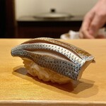 鮨 はしもと - コハダ 佐賀より
      この日のコハダは佐賀県産、脂のりがイマひとつな事から、間に芝海老の朧を忍ばせた仕立てです。
      締めて2日目のコハダに、朧の甘みに重なる酸味、なんてバランス何取れた美味しさなのでしょう！