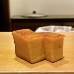 鮨 はしもと - お弟子さんの近藤さんが焼いた玉子焼き
      芝海老すり身を入れた鮨はしもとさんのこれが好きです♪
      味が濃いのです！