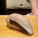 鮨 はしもと - 鰆 軽く藁で燻し
      最近、鰆の強い薫香に苦手意識を持っているのですが、橋本大将の鰆は本当に軽い燻し加減なので、問題なくいただけました♪