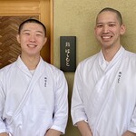 鮨 はしもと - 鮨はしもとのお弟子さんに写真掲載許可をいただいています。
      いつもありがとうございます。
      橋本大将の元でしっかり修行し、将来は大きく羽ばたいていただきたい若者達です♪