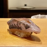 鮨 はしもと - 鯵 京都舞鶴より
      脂のりはまだこれからどんどん良くなる頃合いでしょうか。
      程良い脂のりの鯵、この位が私は好みかな♪