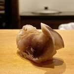 鮨 はしもと - とり貝
      まるで鯱鉾の様なそり返り！
      身がキュッとしてシコシコな食感にほんのりとした甘み、とり貝は美味しいですね♪