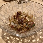 鮨 はしもと - 蛍烏賊めし（シャリ）
      刻んだたっぷりな蛍烏賊に、胡麻と花山葵とシャリを和えたイカ飯、これが美味しい♪
      胡麻の食感に花山葵の風味、そして蛍烏賊の甘みとほろ苦さに酢飯の酸味が一体となり、パクパクと完食！