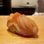 鮨 はしもと - 赤貝 中国産
      握りのフォルムが美しい！
      閖上は球数が少なく仲買いさんも小出しにされ赤貝そのものが元気がない事から、活きの良い中国産を敢えて使っていますと。
      そんな話しをしてくださる実直な大将に感謝。
      