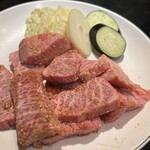 240929625 - 上カルビ定食のお肉さんと焼き野菜です。うおー！Σ(●ꉺ▱ꉺ●)